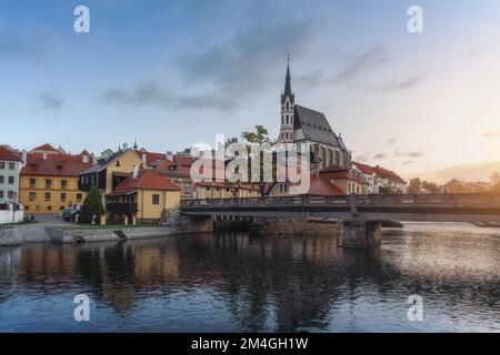 Skyline von Cesky Krumlov mit Kirche des Heiligen Veitses und Moldau bei Sonnenuntergang - Cesky Krumlov, Tschechische Republik Stockfoto