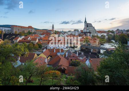 Cesky Krumlov aus der Vogelperspektive mit Schloss und Kirche des Heiligen Veitses - Cesky Krumlov, Tschechische Republik Stockfoto