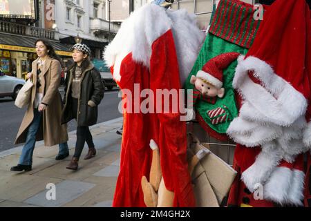London, Vereinigtes Königreich, 20. Dezember 2022: Shaftesbury Avenue im West End bietet ein mildes und sonniges Wetter vor Weihnachten. Einzelhändler berichten, dass die Anzahl der Zugreifer an einigen Tagen durch Zugstreiks verringert wurde. Anna Watson/Alamy Live News Stockfoto