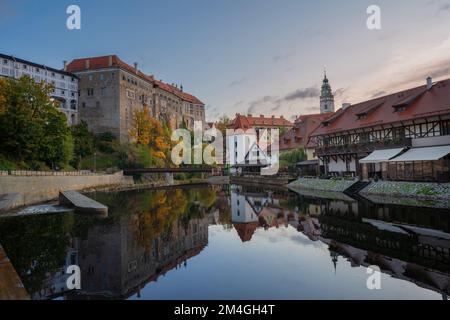 Skyline von Cesky Krumlov mit Schloss und Moldau bei Sonnenuntergang - Cesky Krumlov, Tschechische Republik Stockfoto