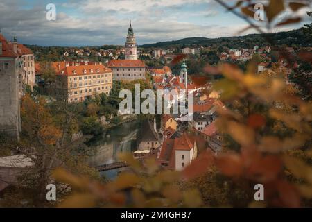 Cesky Krumlov aus der Vogelperspektive mit Burg in der Herbstsaison - Cesky Krumlov, Tschechische Republik Stockfoto