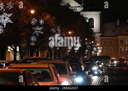 Warschau, Polen. 20.. Dezember 2022. Am 20. Dezember 2022 ist in der Altstadt von Warschau, Polen, mit Bäumen mit dekorativer Weihnachtsbeleuchtung der Verkehr zu beobachten. (Foto: Jaap Arriens/Sipa USA) Guthaben: SIPA USA/Alamy Live News Stockfoto