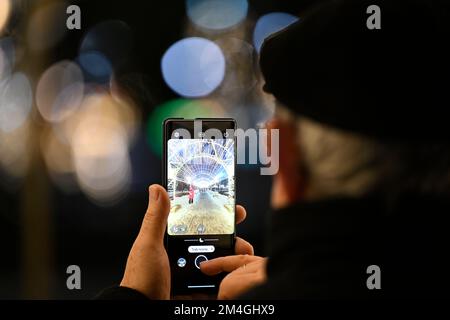 Warschau, Polen. 20.. Dezember 2022. Ein Mann macht am 20. Dezember 2022 auf einer Weihnachtsausstellung im Freien in Warschau, Polen, ein Foto mit seinem Mobiltelefon. (Foto: Jaap Arriens/Sipa USA) Guthaben: SIPA USA/Alamy Live News Stockfoto
