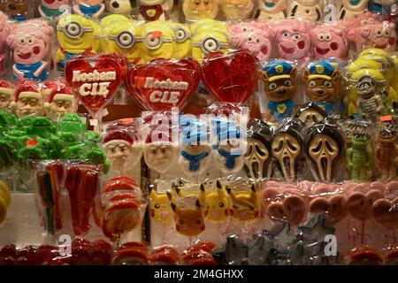 Warschau, Polen. 20.. Dezember 2022. Süßigkeiten, die als berühmte Figuren geformt wurden, sind am 20. Dezember 2022 in Warschau, Polen, zu sehen. (Foto: Jaap Arriens/Sipa USA) Guthaben: SIPA USA/Alamy Live News Stockfoto