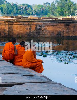 Buddhistische Mönche in Orange Robes in Angkor Wat, Siem Reap, Kambodscha, 6. November 2019 Stockfoto