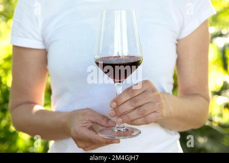 Frau mit einem Glas Rotwein chkhaveri während der Weinprobe im wunderschönen Weingut Menabde in der Nähe der Stadt Ozurgeti in der Region Guria in Georgia Stockfoto
