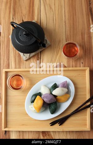 Songpyeon, Halbmondförmiger Reiskuchen. Songpyeon ist ein traditionelles koreanisches Essen, das am Neujahrstag oder am koreanischen Thanks Giving Day gegessen wird. Stockfoto