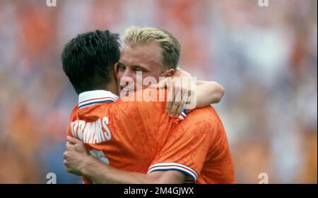 Orlando, Vereinigte Staaten. 21.. Dezember 2022. firo, 04.07.1994 archivieren Bild, archivieren Foto, archivieren, archivieren Fotos Fußball, Fußball, WELTMEISTERSCHAFT 1994 USA Runde 16: Niederlande, Holland - Irland 2:0 Dennis Bergkamp, Halbfigur, Jubiläum, Jubel, danach, Sein, Ziel, bis, 1: 0, mit, Und Marc Overmars Credit: dpa/Alamy Live News Stockfoto