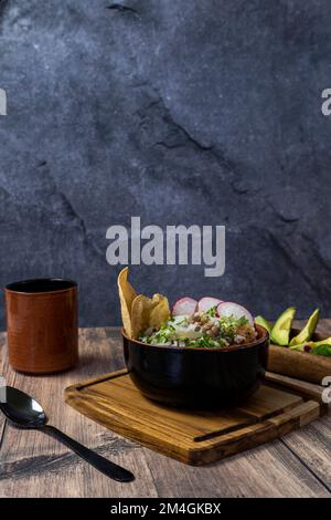 mexikanisches Fleischgericht mit Avocado und Zitrone, Fleisch im Saft typisch mexikanisches Essen Stockfoto