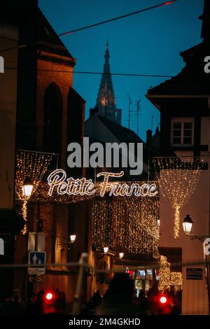 STRASSBURG, FRANKREICH - Dezember 2018 - Weihnachtsdekorationen und Lichterketten im historischen Zentrum von Petite France Stockfoto