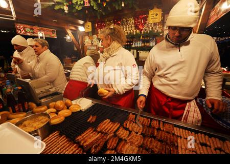 Christkindlesmarkt Nürnberg, Bratwurst, Grill, Nürnberg, Nürnberger Weihnachtsmarkt, Nürnberg Christkindlesmarkt, mit Glühwein und vielen Grillsachen! Stockfoto