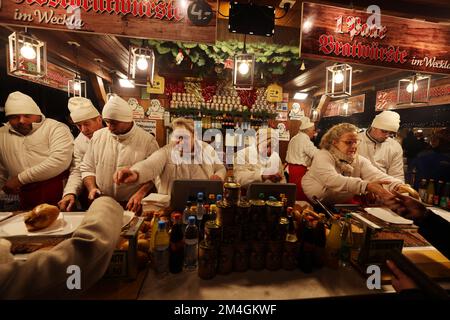 Christkindlesmarkt Nürnberg, Bratwurst, Grill, Nürnberg, Nürnberger Weihnachtsmarkt, Nürnberg Christkindlesmarkt, mit Glühwein und vielen Grillsachen! Stockfoto