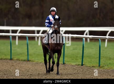 Bryony Frost Boarding Country Lady folgt dem Download the At the Races App Mares' Open Maiden NH Flat Race auf der Lingfield Park Rennbahn in Surrey. Bilddatum: Mittwoch, 21. Dezember 2022. Stockfoto