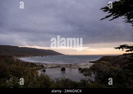 Die Flut kommt bei Sonnenuntergang am Big Sur im Andrew Molera State Park in Big Sur an Stockfoto