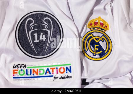 Schild auf dem weißen Trikot des Real Madrid Football Clubs, zusammen mit dem Schild der 14 Europameisterschaften und dem UEFA-Schild. UEFA Champions League f Stockfoto