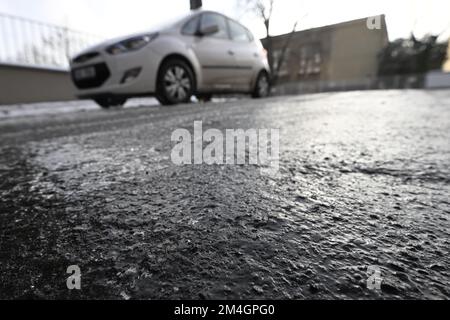 Eis auf der Straße in Prag, Tschechische Republik, 20. Dezember 2022. (CTK Photo/Katerina Sulova) Stockfoto