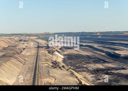 Garzweiler, Deutschland: Kohlebergwerk mit Großbagger in der Grube. Stockfoto