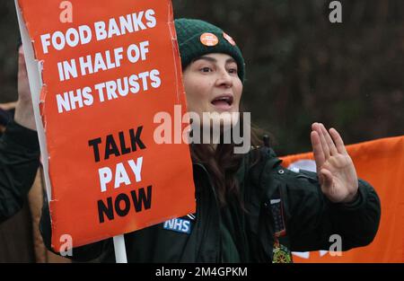 Brighton, Großbritannien. 21.. Dezember 2022. Streikende Ambulanzarbeiter an der Streikpostenlinie vor dem Chamberlain House Ambulance Centre in Brighton. Kredit: James Boardman/Alamy Live News Stockfoto