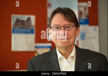 Trier, Deutschland. 21.. Dezember 2022. Uwe Jun, ein Politikwissenschaftler aus Trier, steht in einem Flur an der Universität von Trier. Außerdem ist er Direktor eines neuen Instituts für Demokratie und Parteiforschung an der Universität Trier. Kredit: Harald Tittel/dpa/Alamy Live News Stockfoto