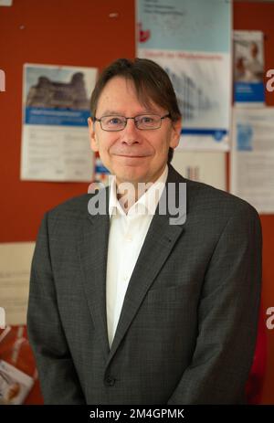 Trier, Deutschland. 21.. Dezember 2022. Uwe Jun, ein Politikwissenschaftler aus Trier, steht in einem Flur an der Universität von Trier. Außerdem ist er Direktor eines neuen Instituts für Demokratie und Parteiforschung an der Universität Trier. Kredit: Harald Tittel/dpa/Alamy Live News Stockfoto