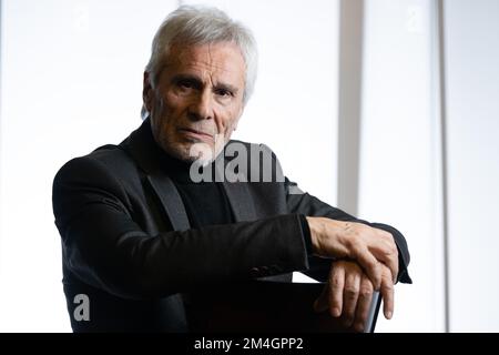 Dresden, Deutschland. 21.. Dezember 2022. Gojko Mitic, deutsch-serbischer Schauspieler und Regisseur, sitzt am Rande einer Pressekonferenz der Landesbühnen Sachsen im Restaurant "Alte Schankwirtschaft". Mitic soll in der Familienproduktion „Peter Pan“ als Teil des Felsenbühne Rathen Festivals auftreten. Kredit: Sebastian Kahnert/dpa/Alamy Live News Stockfoto