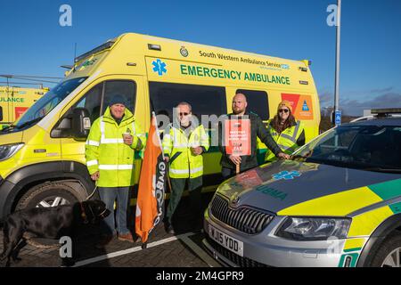 Großbritannien, Redruth, 21.. Dezember 2022, streikende Krankenwagen-Arbeiter reagierten nicht mehr auf alle außer lebensbedrohlichen Anrufe, als sie vor dem South Western Krankenwagen-Service Redruth Main Operationsbasis zum ersten Mal seit über 30 Jahren standen. Die Gewerkschaften sagen, dass das Personal weiterhin auf Fälle der Kategorie eins reagieren wird, wie etwa Herzinfarkte, aber Fälle der Kategorie zwei, einschließlich Schlaganfälle, würden eingeteilt, bevor eine Entscheidung darüber getroffen wird, ob ein Krankenwagen entsandt werden soll. Der Streik geht um die Patientenversorgung und die langen Verzögerungen in den Krankenhäusern.Credit Keith Larby/Alamy Live News Stockfoto