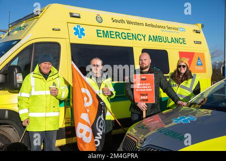 Großbritannien, Redruth, 21.. Dezember 2022, streikende Krankenwagen-Arbeiter reagierten nicht mehr auf alle außer lebensbedrohlichen Anrufe, als sie vor dem South Western Krankenwagen-Service Redruth Main Operationsbasis zum ersten Mal seit über 30 Jahren standen. Die Gewerkschaften sagen, dass das Personal weiterhin auf Fälle der Kategorie eins reagieren wird, wie etwa Herzinfarkte, aber Fälle der Kategorie zwei, einschließlich Schlaganfälle, würden eingeteilt, bevor eine Entscheidung darüber getroffen wird, ob ein Krankenwagen entsandt werden soll. Der Streik geht um die Patientenversorgung und die langen Verzögerungen in den Krankenhäusern.Credit Keith Larby/Alamy Live News Stockfoto