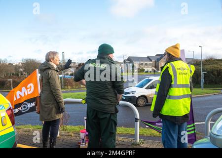 Großbritannien, Redruth, 21.. Dezember 2022, streikende Krankenwagen-Arbeiter reagierten nicht mehr auf alle außer lebensbedrohlichen Anrufe, als sie vor dem South Western Krankenwagen-Service Redruth Main Operationsbasis zum ersten Mal seit über 30 Jahren standen. Die Gewerkschaften sagen, dass das Personal weiterhin auf Fälle der Kategorie eins reagieren wird, wie etwa Herzinfarkte, aber Fälle der Kategorie zwei, einschließlich Schlaganfälle, würden eingeteilt, bevor eine Entscheidung darüber getroffen wird, ob ein Krankenwagen entsandt werden soll. Der Streik geht um die Patientenversorgung und die langen Verzögerungen in den Krankenhäusern.Credit Keith Larby/Alamy Live News Stockfoto