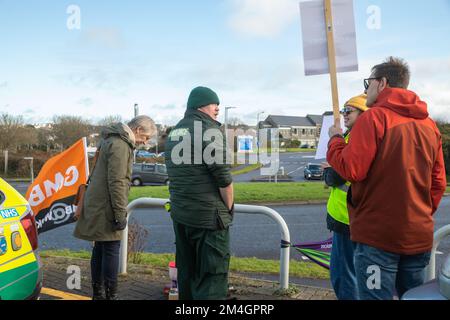 Großbritannien, Redruth, 21.. Dezember 2022, streikende Krankenwagen-Arbeiter reagierten nicht mehr auf alle außer lebensbedrohlichen Anrufe, als sie vor dem South Western Krankenwagen-Service Redruth Main Operationsbasis zum ersten Mal seit über 30 Jahren standen. Die Gewerkschaften sagen, dass das Personal weiterhin auf Fälle der Kategorie eins reagieren wird, wie etwa Herzinfarkte, aber Fälle der Kategorie zwei, einschließlich Schlaganfälle, würden eingeteilt, bevor eine Entscheidung darüber getroffen wird, ob ein Krankenwagen entsandt werden soll. Der Streik geht um die Patientenversorgung und die langen Verzögerungen in den Krankenhäusern.Credit Keith Larby/Alamy Live News Stockfoto