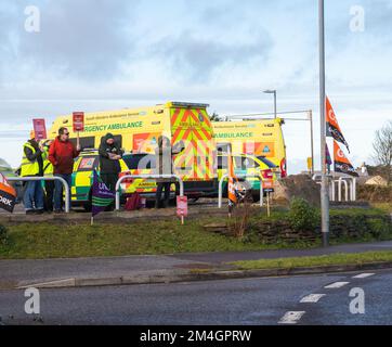 Großbritannien, Redruth, 21.. Dezember 2022, streikende Krankenwagen-Arbeiter reagierten nicht mehr auf alle außer lebensbedrohlichen Anrufe, als sie vor dem South Western Krankenwagen-Service Redruth Main Operationsbasis zum ersten Mal seit über 30 Jahren standen. Die Gewerkschaften sagen, dass das Personal weiterhin auf Fälle der Kategorie eins reagieren wird, wie etwa Herzinfarkte, aber Fälle der Kategorie zwei, einschließlich Schlaganfälle, würden eingeteilt, bevor eine Entscheidung darüber getroffen wird, ob ein Krankenwagen entsandt werden soll. Der Streik geht um die Patientenversorgung und die langen Verzögerungen in den Krankenhäusern.Credit Keith Larby/Alamy Live News Stockfoto