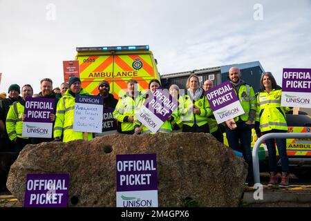 Großbritannien, Redruth, 21.. Dezember 2022, streikende Krankenwagen-Arbeiter reagierten nicht mehr auf alle außer lebensbedrohlichen Anrufe, als sie vor dem South Western Krankenwagen-Service Redruth Main Operationsbasis zum ersten Mal seit über 30 Jahren standen. Die Gewerkschaften sagen, dass das Personal weiterhin auf Fälle der Kategorie eins reagieren wird, wie etwa Herzinfarkte, aber Fälle der Kategorie zwei, einschließlich Schlaganfälle, würden eingeteilt, bevor eine Entscheidung darüber getroffen wird, ob ein Krankenwagen entsandt werden soll. Der Streik geht um die Patientenversorgung und die langen Verzögerungen in den Krankenhäusern.Credit Keith Larby/Alamy Live News Stockfoto