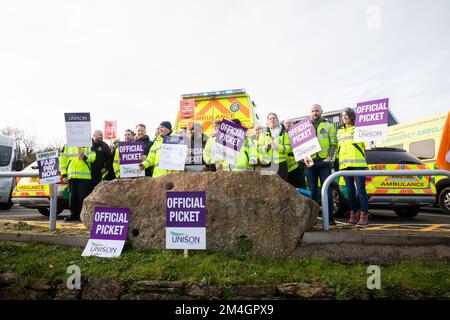 Großbritannien, Redruth, 21.. Dezember 2022, streikende Krankenwagen-Arbeiter reagierten nicht mehr auf alle außer lebensbedrohlichen Anrufe, als sie vor dem South Western Krankenwagen-Service Redruth Main Operationsbasis zum ersten Mal seit über 30 Jahren standen. Die Gewerkschaften sagen, dass das Personal weiterhin auf Fälle der Kategorie eins reagieren wird, wie etwa Herzinfarkte, aber Fälle der Kategorie zwei, einschließlich Schlaganfälle, würden eingeteilt, bevor eine Entscheidung darüber getroffen wird, ob ein Krankenwagen entsandt werden soll. Der Streik geht um die Patientenversorgung und die langen Verzögerungen in den Krankenhäusern.Credit Keith Larby/Alamy Live News Stockfoto