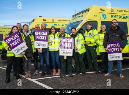 Großbritannien, Redruth, 21.. Dezember 2022, streikende Krankenwagen-Arbeiter reagierten nicht mehr auf alle außer lebensbedrohlichen Anrufe, als sie vor dem South Western Krankenwagen-Service Redruth Main Operationsbasis zum ersten Mal seit über 30 Jahren standen. Die Gewerkschaften sagen, dass das Personal weiterhin auf Fälle der Kategorie eins reagieren wird, wie etwa Herzinfarkte, aber Fälle der Kategorie zwei, einschließlich Schlaganfälle, würden eingeteilt, bevor eine Entscheidung darüber getroffen wird, ob ein Krankenwagen entsandt werden soll. Der Streik geht um die Patientenversorgung und die langen Verzögerungen in den Krankenhäusern.Credit Keith Larby/Alamy Live News Stockfoto