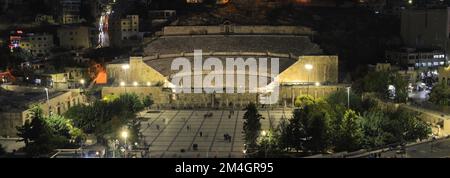 Blick über das römische Theater bei Nacht, Hashemite Plaza, Amman City, Jordanien, Naher Osten Stockfoto