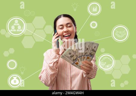 Eine Online-Lotterie gewinnen. Junge glückliche Frau ruft am Telefon an und hält einen Dollarfan in der Hand. Grüner Hintergrund mit digitalem Service. Stockfoto