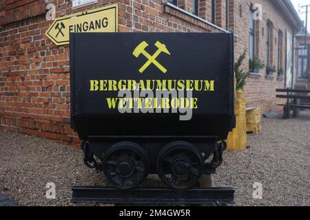 21. Dezember 2022, Sachsen-Anhalt, Wettelrode: Blick auf eine Jagd, auf der früher Gestein in der Mine transportiert wurde. Seit etwa 20 Jahren bietet das Erlebniszentrum Bergbau Röhrigschacht Wettelrode längere Untergrundausflüge in einer Tiefe von ca. 300 Metern an. Seit einigen Jahren gibt es eine Tour, bei der ein Teil der Strecke von Paddelbooten befahren wird. Die ersten Bergleute begannen vor etwa 800 Jahren, in der Region Mansfeld nach Kupfererz zu graben. Seit dem Jahr 1750 wurde der Bergbau intensiv betrieben. Insgesamt wurden etwa 2,6 Millionen Tonnen Kupfer und 14.213 Tonnen Silber aus dem Erz in der Arche gewonnen Stockfoto