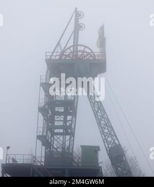 21. Dezember 2022, Sachsen-Anhalt, Wettelrode: Blick auf den gewundenen Turm der Röhrigschacht. Seit etwa 20 Jahren bietet das Erlebniszentrum Bergbau Röhrigschacht Wettelrode längere Untergrundausflüge in einer Tiefe von ca. 300 Metern an. Seit einigen Jahren gibt es eine Tour, bei der ein Teil der Strecke von Paddelbooten befahren wird. Die ersten Bergleute begannen vor etwa 800 Jahren, in der Region Mansfeld nach Kupfererz zu graben. Seit dem Jahr 1750 wurde der Bergbau intensiv betrieben. Aus dem Erz in der Region wurden insgesamt etwa 2,6 Millionen Tonnen Kupfer und 14.213 Tonnen Silber gewonnen. Fotopapier Stockfoto