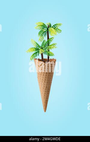 Kreatives Konzept mit Palme in Eiskegel auf hellem Hintergrund. Minimaler tropischer Sommerhintergrund. Stockfoto