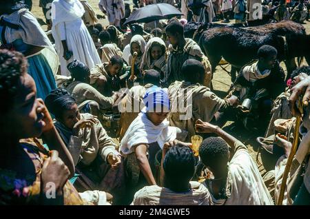 Äthiopien, 1970er, Lalibela überfüllt Open-Air-Markt, Menschen, Amhara-Region, Ostafrika, Stockfoto