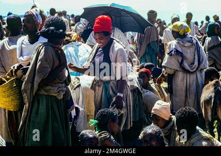 Äthiopien, 1970er, Lalibela überfüllt Open-Air-Markt, Menschen, Amhara-Region, Ostafrika, Stockfoto