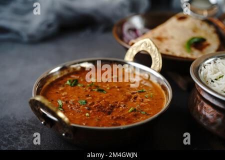 Dal Makhani serviert mit Reis und Rotwein - indische vegetarische Mahlzeit Stockfoto