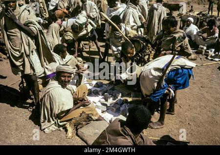 Äthiopien, 1970er, Lalibela überfüllt Open-Air-Markt, Menschen, Amhara-Region, Ostafrika, Stockfoto