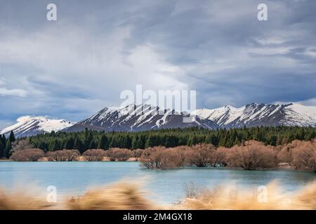 Wunderschöner Blick auf den See Tekapo am Morgen. Foto im Winter mit schneebedeckten südlichen alpen im Hintergrund. Stockfoto