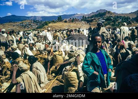 Äthiopien, 1970er, Lalibela überfüllt Open-Air-Markt, Menschen, Amhara-Region, Ostafrika, Stockfoto