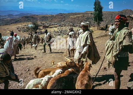 Äthiopien, 1970er, Lalibela überfüllt Open-Air-Markt, Menschen, Amhara-Region, Ostafrika, Stockfoto