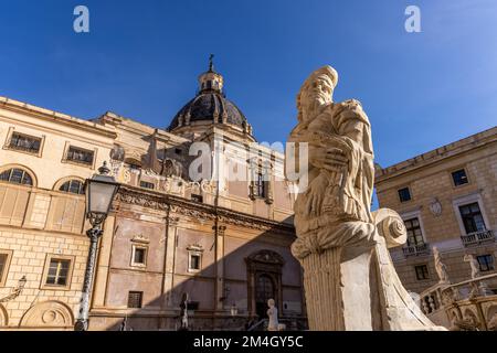 Der Praetorianische Brunnen (Italienisch: Fontana Pretoria) ist ein monumentaler Brunnen auf der Piazza Pretoria im historischen Zentrum von Palermo, Region S. Stockfoto