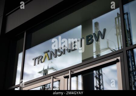 21. Dezember 2022, Baden-Württemberg, Stuttgart: Das Logo des Stromnetzbetreibers Transnet BW ist am Hauptsitz des Unternehmens zu sehen. In einer Debatte auf Ersuchen des EPPD befasste sich das landesparlament mit dem geplanten Teilverkauf von Transnet BW. Foto: Marijan Murat/dpa Stockfoto