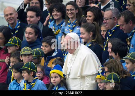 Vatikan, Vatikan. 21.. November 2022. Italien, Rom, Vatikan, 22/11/21 Papst Franziskus während seiner wöchentlichen allgemeinen Audienz auf dem Petersplatz am Vatikanischen Foto von Alessia gguliani/katholisches Pressefoto. BESCHRÄNKT AUF REDAKTIONELLE VERWENDUNG - KEIN MARKETING - KEINE WERBEKAMPAGNEN Kredit: Independent Photo Agency/Alamy Live News Stockfoto