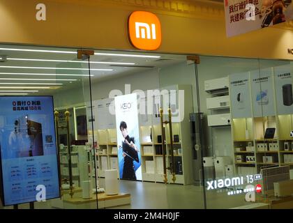 YICHANG, CHINA - 21. DEZEMBER 2022 - In Yichang, Provinz Hubei, wird Ein Mi Home Product Store am 21. Dezember 2022 gesehen. Xiaomi, der drittgrößte Smart der Welt Stockfoto