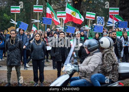 DEN HAAG - Niederlande, 21/12/2022, Demonstranten protestieren im Repräsentantenhaus gegen die iranische Regierung. Im Iran finden Massendemonstrationen für die Rechte der Frauen statt, die nach dem Tod des 22-jährigen Mahsa Amini begonnen haben. Sie starb im Gefängnis, nachdem sie von der Moralpolizei verhaftet wurde. ANP PHIL NIJHUIS niederlande raus - belgien raus Stockfoto